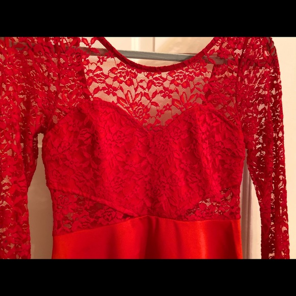 Red mini dress tied up with the perfect bow - Picture 7 of 9